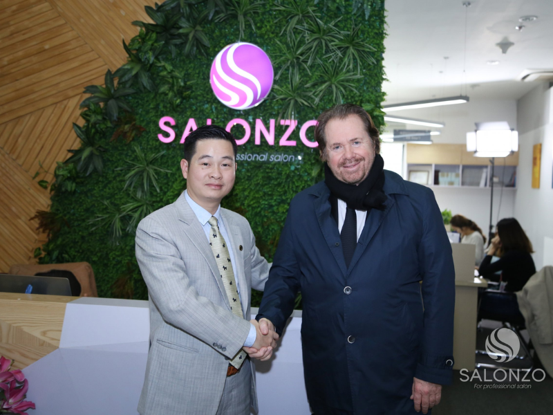 Mr. Tran Hoan Sinh – General Director of Salonzo Cosmetics Joint Stock Company (On the left)